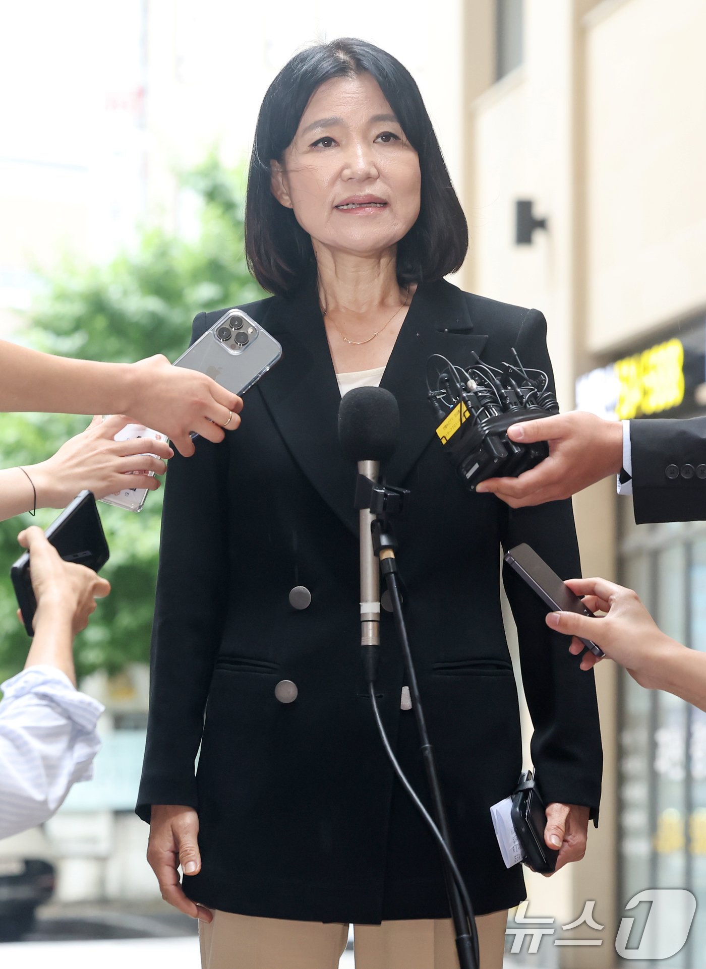 본문 이미지 - 이진숙 방송통신위원장 내정자가 8일 오전 경기 과천시의 한 오피스텔에 마련된 청문회 준비 사무실로 첫 출근하며 소감을 밝히고 있다. 2024.7.8/뉴스1 ⓒ News1 민경석 기자