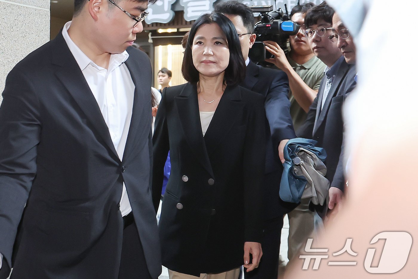 본문 이미지 - 이진숙 방송통신위원장 내정자가 8일 오전 경기 과천시의 한 오피스텔에 마련된 청문회 준비 사무실로 출근하고 있다. 2024.7.8/뉴스1 ⓒ News1 민경석 기자