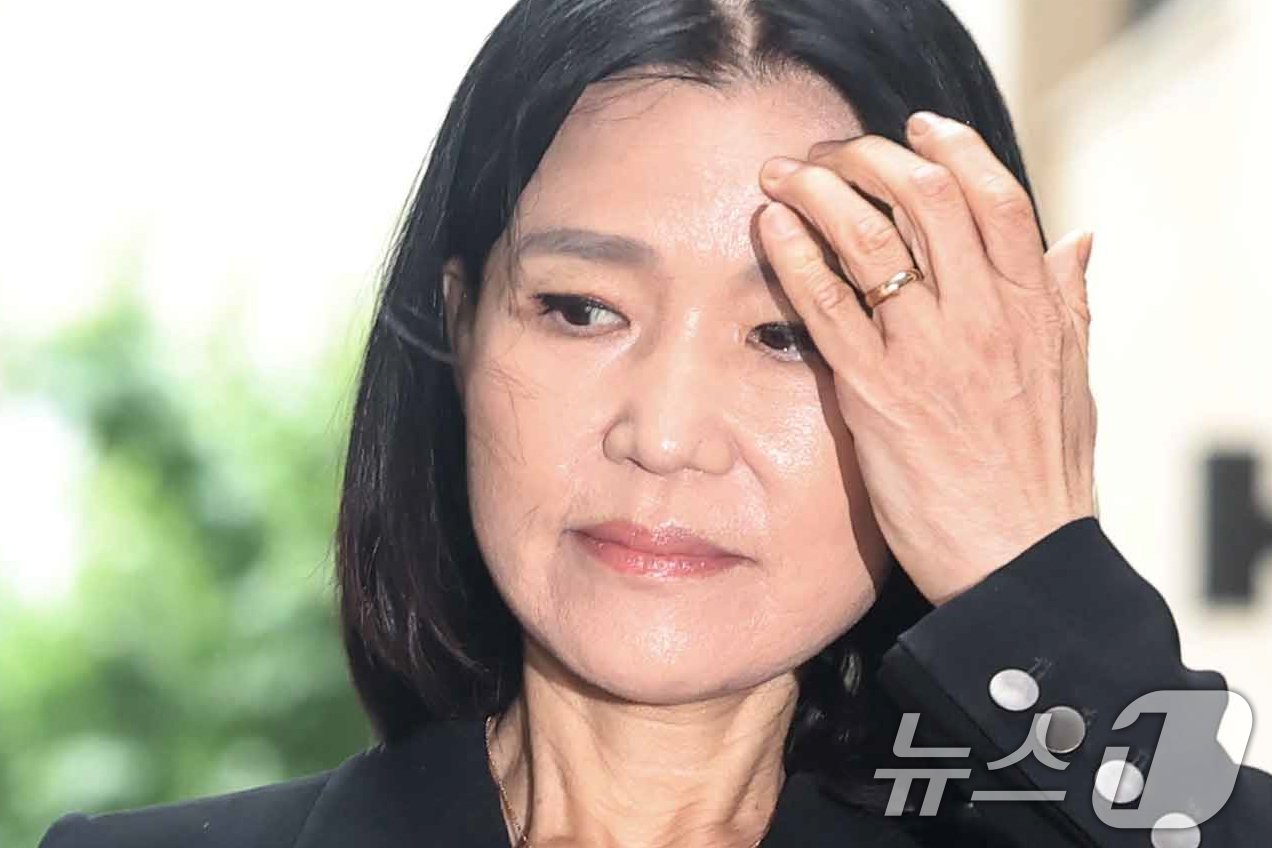 본문 이미지 - 이진숙 방송통신위원장 내정자가 8일 오전 경기 과천시의 한 오피스텔에 마련된 청문회 준비 사무실로 출근하며 머리를 쓸어올리고 있다. 2024.7.8/뉴스1 ⓒ News1 민경석 기자
