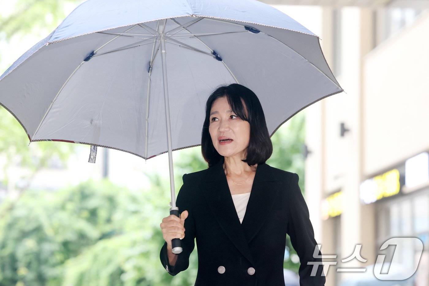 본문 이미지 - 이진숙 방송통신위원장 내정자가 8일 오전 경기 과천시의 한 오피스텔에 마련된 청문회 준비 사무실로 출근하고 있다. 2024.7.8/뉴스1 ⓒ News1 민경석 기자
