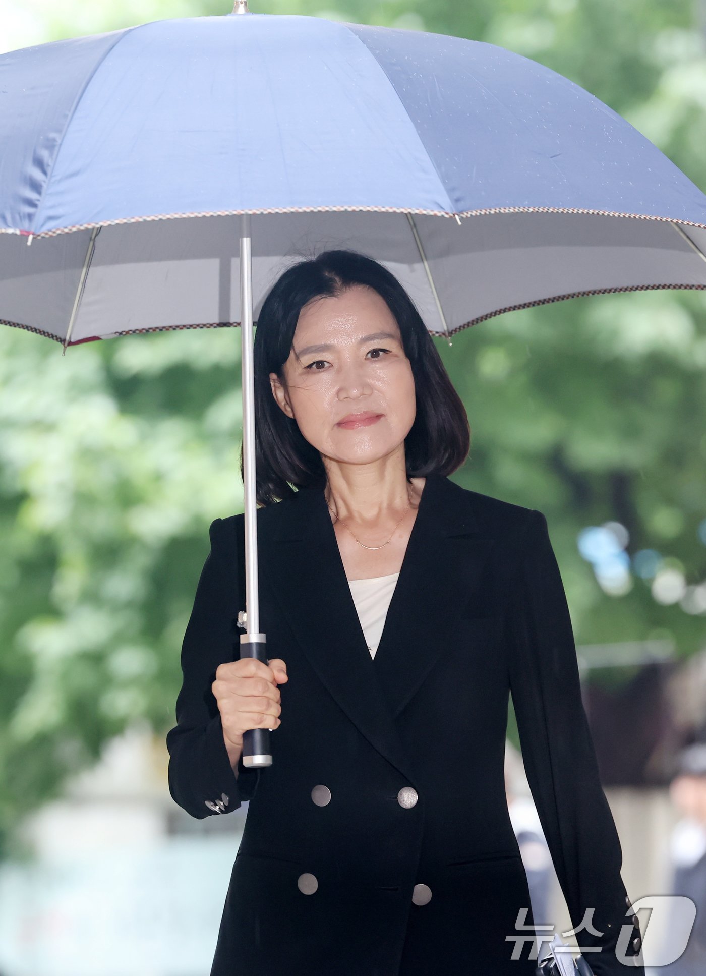 본문 이미지 - 이진숙 방송통신위원장 후보자가 8일 오전 경기 과천시의 한 오피스텔에 마련된 청문회 준비 사무실로 출근하고 있다. 2024.7.8/뉴스1 ⓒ News1 민경석 기자