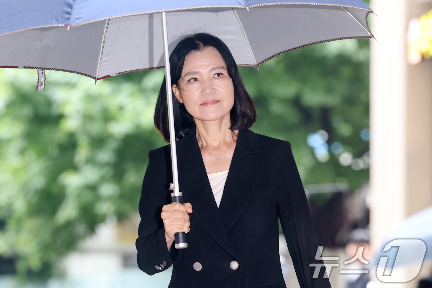본문 이미지 - 이진숙 방송통신위원장 후보자가 8일 오전 경기 과천시의 한 오피스텔에 마련된 청문회 준비 사무실로 출근하고 있다. 2024.7.8/뉴스1 ⓒ News1 민경석 기자