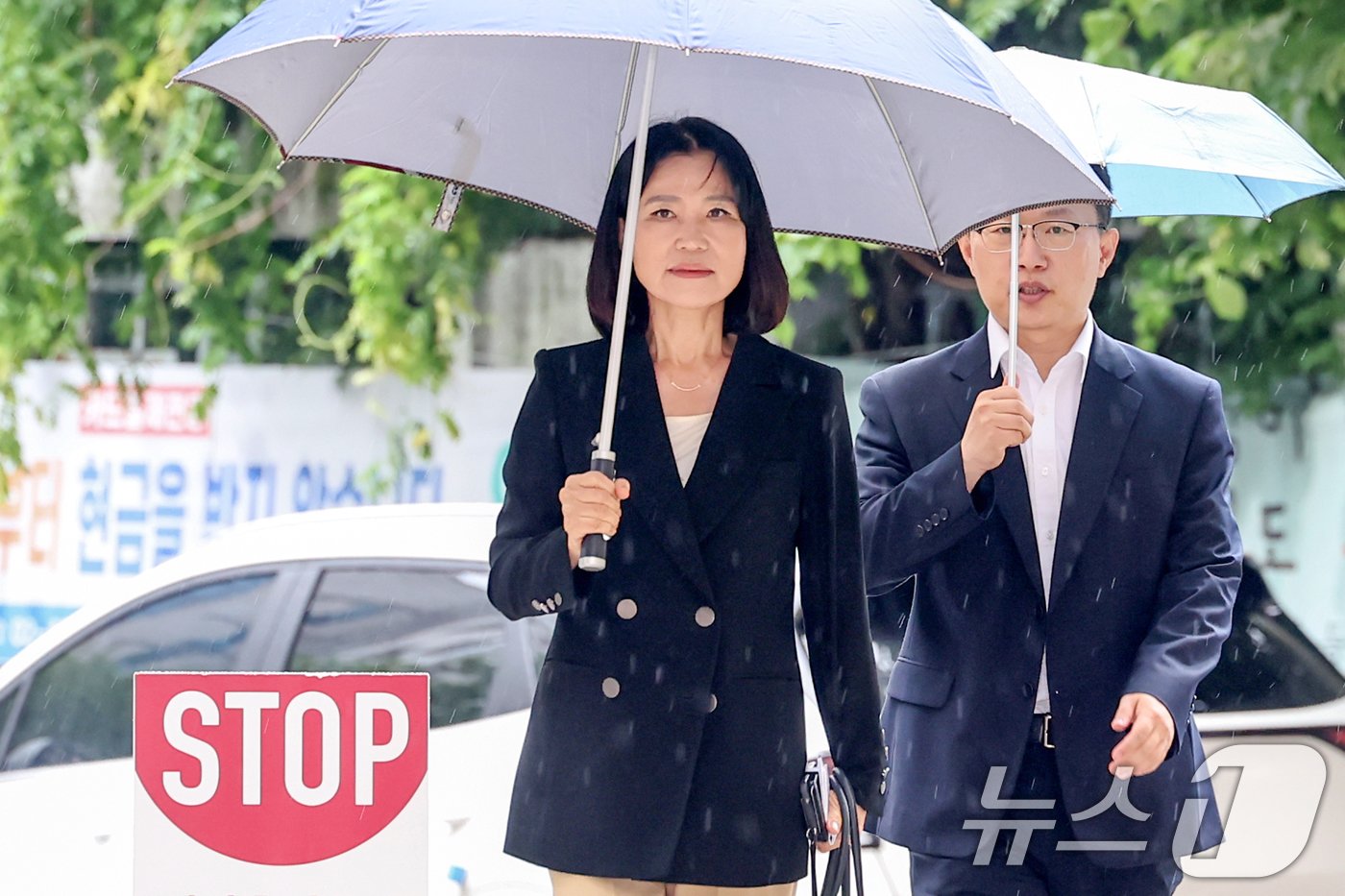 본문 이미지 - 이진숙 방송통신위원장 후보자가 8일 오전 경기 과천시의 한 오피스텔에 마련된 청문회 준비 사무실로 출근하고 있다. 2024.7.8/뉴스1 ⓒ News1 민경석 기자