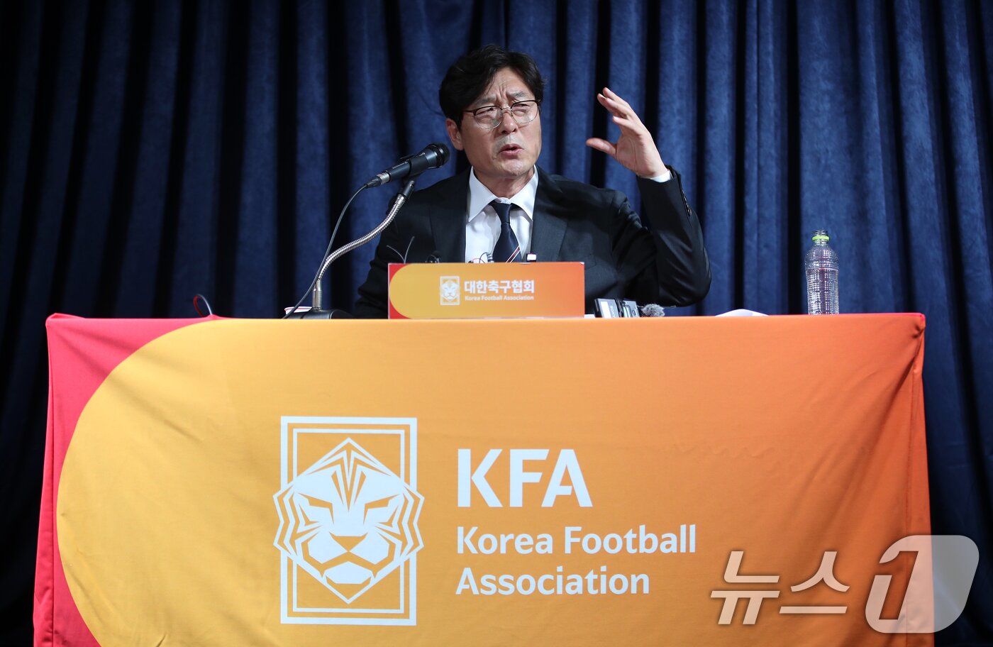 본문 이미지 - 이임생 대한축구협회&#40;KFA&#41; 기술본부 총괄이사가 8일 오전 서울 종로구 신문로 축구회관에서 축구 국가대표팀 감독 선임과 관련한 브리핑을 하고 있다. 축구협회는 2026 북중미 월드컵을 준비하는 축구대표팀의 새 사령탑에 홍명보 울산 HD 감독을 선임했다. 계약기간은 2027년 1월 사우디아라비아 아시안컵까지로, 홍 감독은 2014 브라질 월드컵 이후 10년 만에 다시 대표팀을 지휘하게 됐다. 2024.7.8/뉴스1 ⓒ News1 오대일 기자