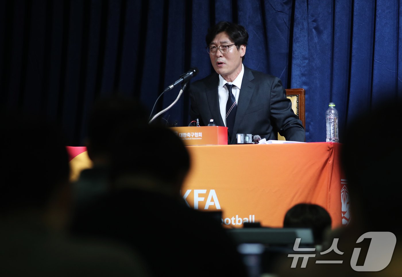본문 이미지 - 이임생 대한축구협회(KFA) 기술본부 총괄이사가 8일 오전 서울 종로구 신문로 축구회관에서 축구 국가대표팀 감독 선임과 관련한 브리핑을 하고 있다. 축구협회는 2026 북중미 월드컵을 준비하는 축구대표팀의 새 사령탑에 홍명보 울산 HD 감독을 선임했다. 계약기간은 2027년 1월 사우디아라비아 아시안컵까지로, 홍 감독은 2014 브라질 월드컵 이후 10년 만에 다시 대표팀을 지휘하게 됐다. 2024.7.8/뉴스1 ⓒ News1 오대일 기자