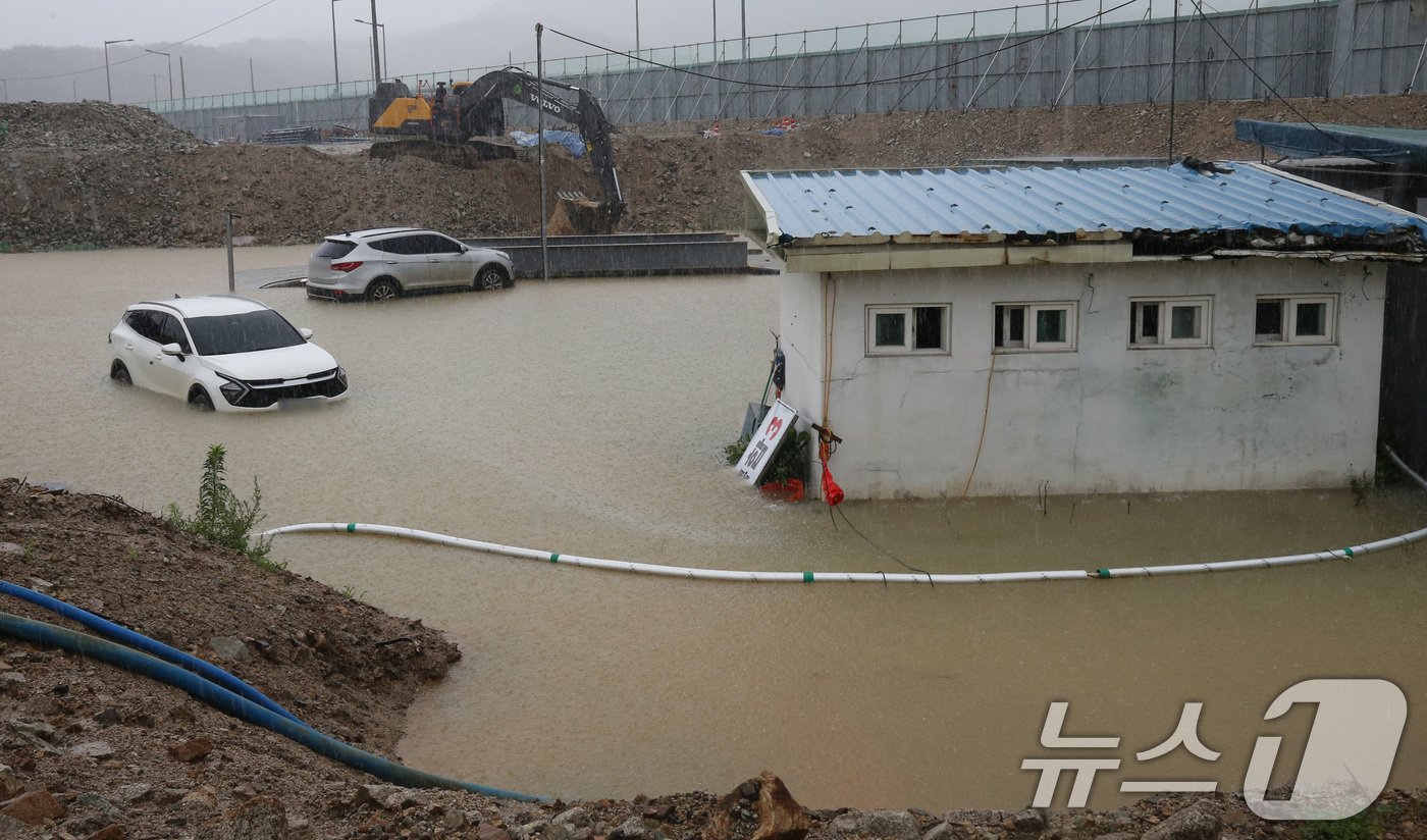 본문 이미지 - 대전을 비롯해 충남지역에 많은 비가 내린 8일 오전 대전 서구 평촌동 공사현장이 침수돼 굴착기로 물을 퍼내고 있다. 2024.7.8/뉴스1 ⓒ News1 김기태 기자