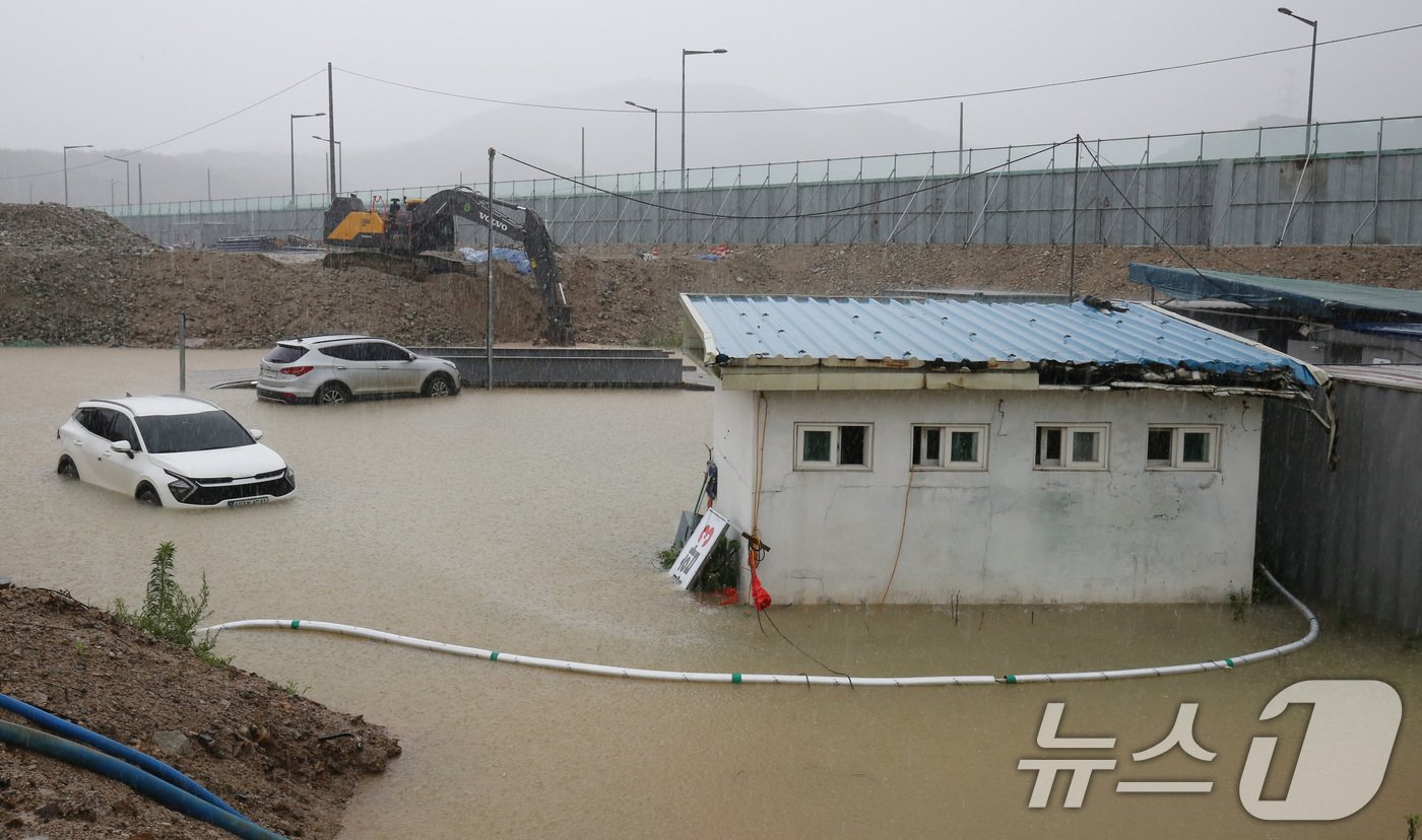 대전을 비롯해 충남지역에 많은 비가 내린 8일 오전 대전 서구 평촌동 공사현장이 침수돼 굴착기로 물을 퍼내고 있다. 2024.7.8/뉴스1 ⓒ News1 김기태 기자