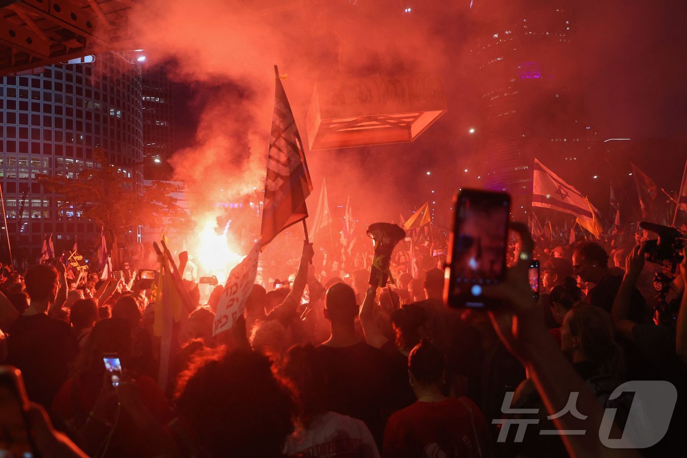 본문 이미지 - 7일(현지시간) 이스라엘 텔아비브에서 인질 협상과 베냐민 네타냐후 이스라엘 총리의 사임을 요구하는 시위대. 24.07.07 ⓒ AFP=뉴스1 ⓒ News1 김예슬 기자