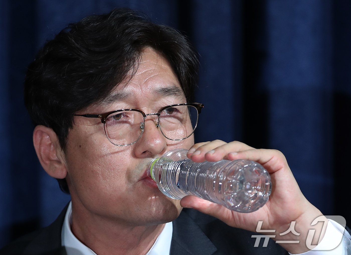 본문 이미지 - 이임생 대한축구협회&#40;KFA&#41; 기술본부 총괄이사가 8일 오전 서울 종로구 신문로 축구회관에서 열린 축구 국가대표팀 감독 선임 관련 브리핑 도중 잠시 목을 축이고 있다.. 2024.7.8/뉴스1 ⓒ News1 오대일 기자