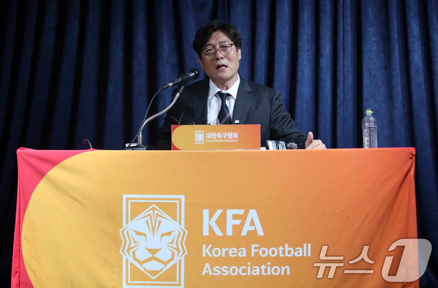 본문 이미지 - 이임생 대한축구협회(KFA) 기술본부 총괄이사가 8일 오전 서울 종로구 신문로 축구회관에서 축구 국가대표팀 감독 선임과 관련한 브리핑을 하고 있다. 2024.7.8/뉴스1 ⓒ News1 오대일 기자