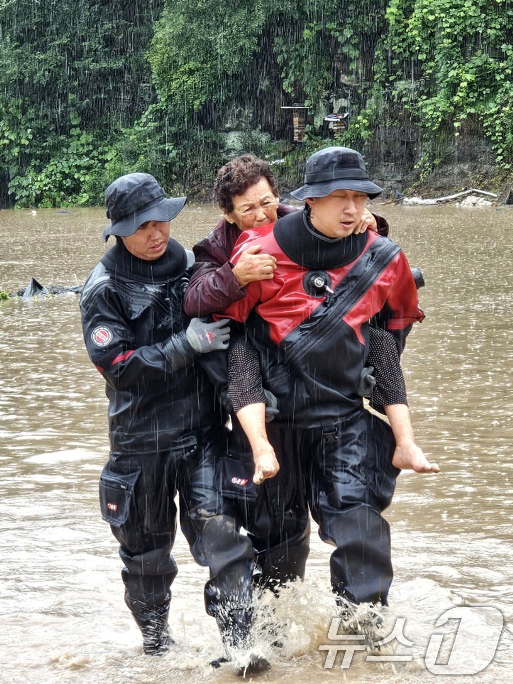 8일 경북도소방본부 구조대원들이 폭우에 고립됐던 경북 안동시 임동면 대곡면 주민들을 안전한 곳으로 대피시키고 있다. &#40;경북도소방본부제공&#41; 2024.7.8/뉴스1 ⓒ News1 최창호 기자