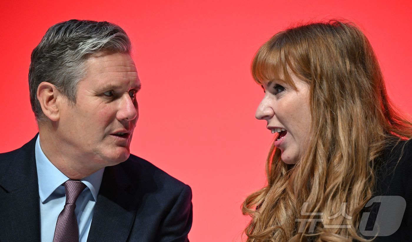 본문 이미지 - 키어 스타머 영국 총리와 앤절라 레이너 부총리가 지난해 8월 영국 북서부 리버풀에서 열린 연례 노동당 행사에서 대화를 나누고 있다. 2023.10.8 ⓒ AFP=뉴스1 ⓒ News1 강민경 기자