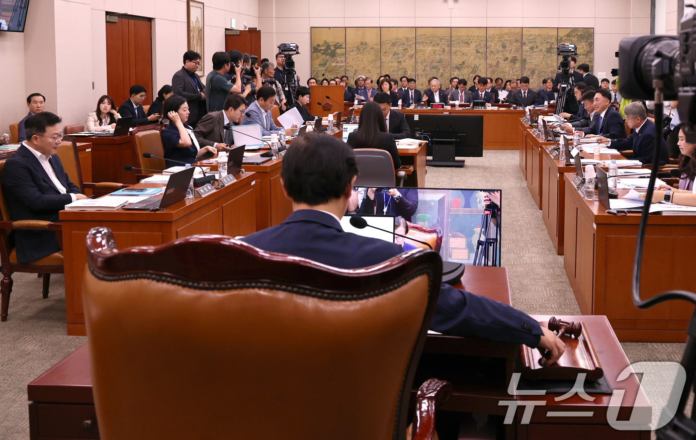 (서울=뉴스1) 구윤성 기자 = 전재수 국회 문화체육관광위원장이 8일 오전 서울 여의도 국회에서 열린 문체위 전체회의에서 의사봉을 두드리고 있다. 2024.7.8/뉴스1