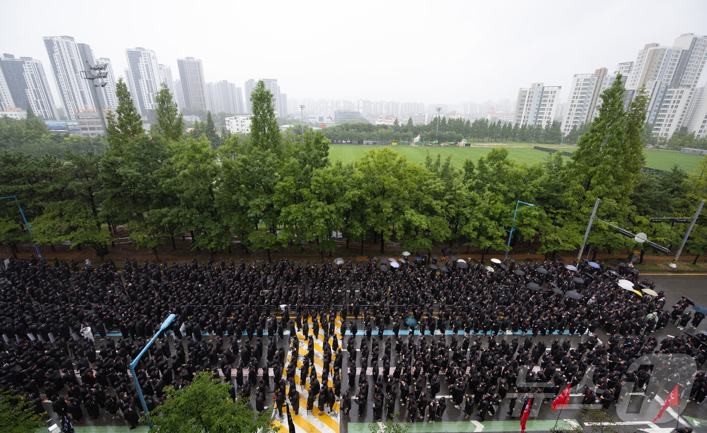 (화성=뉴스1) 이재명 기자 = 전국삼성전자노동조합 조합원들이 8일 오전 경기도 화성시 반월동 삼성전자 화성사업장에서 열린 총파업 결의대회에서 구호를 외치고 있다. 2024.7.8 …