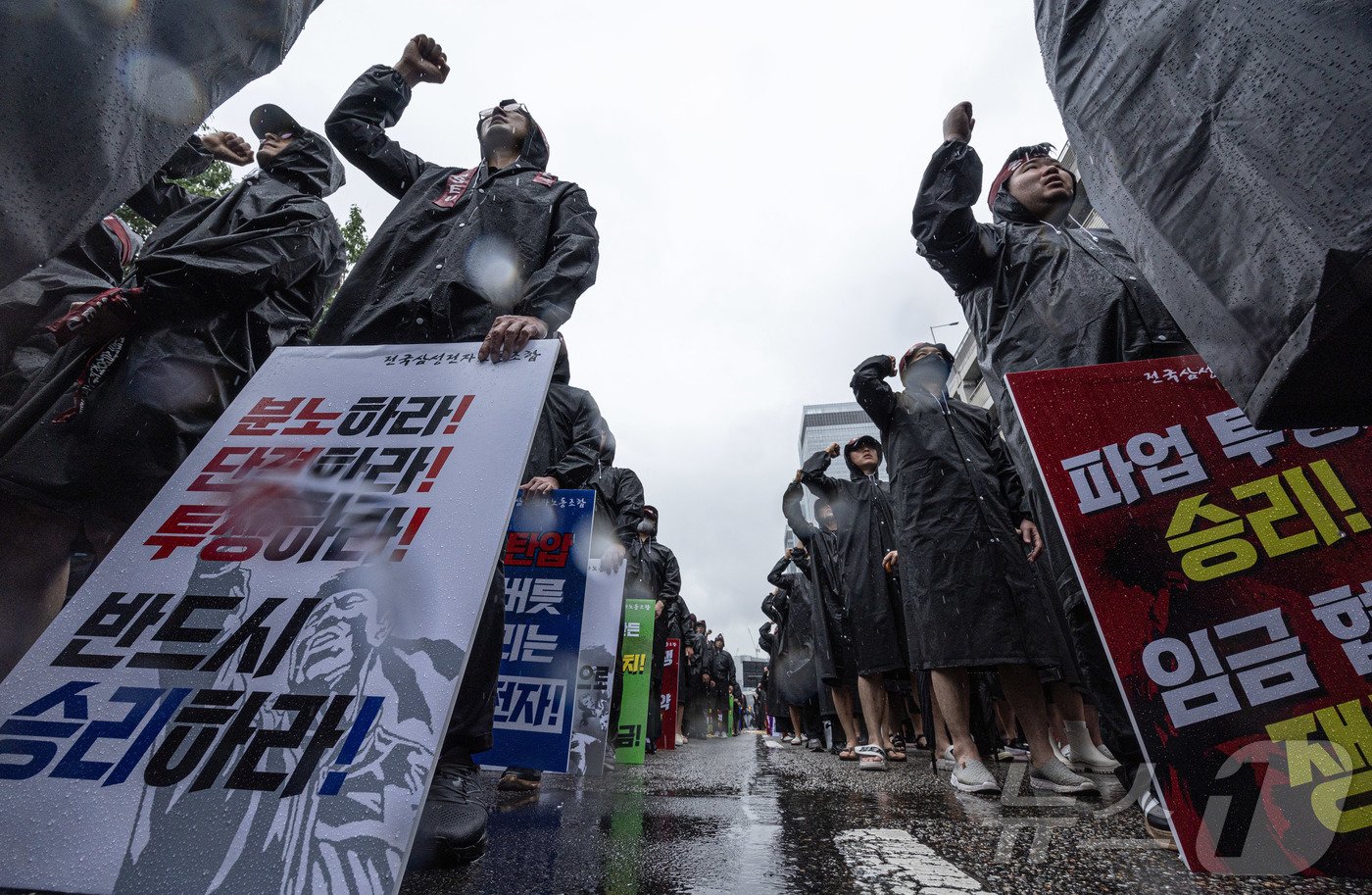 전국삼성전자노동조합 조합원들이 8일 오전 경기도 화성시 반월동 삼성전자 화성사업장에서 열린 총파업 결의대회에서 구호를 외치고 있다. 2024.7.8/뉴스1 ⓒ News1 이재명 기자