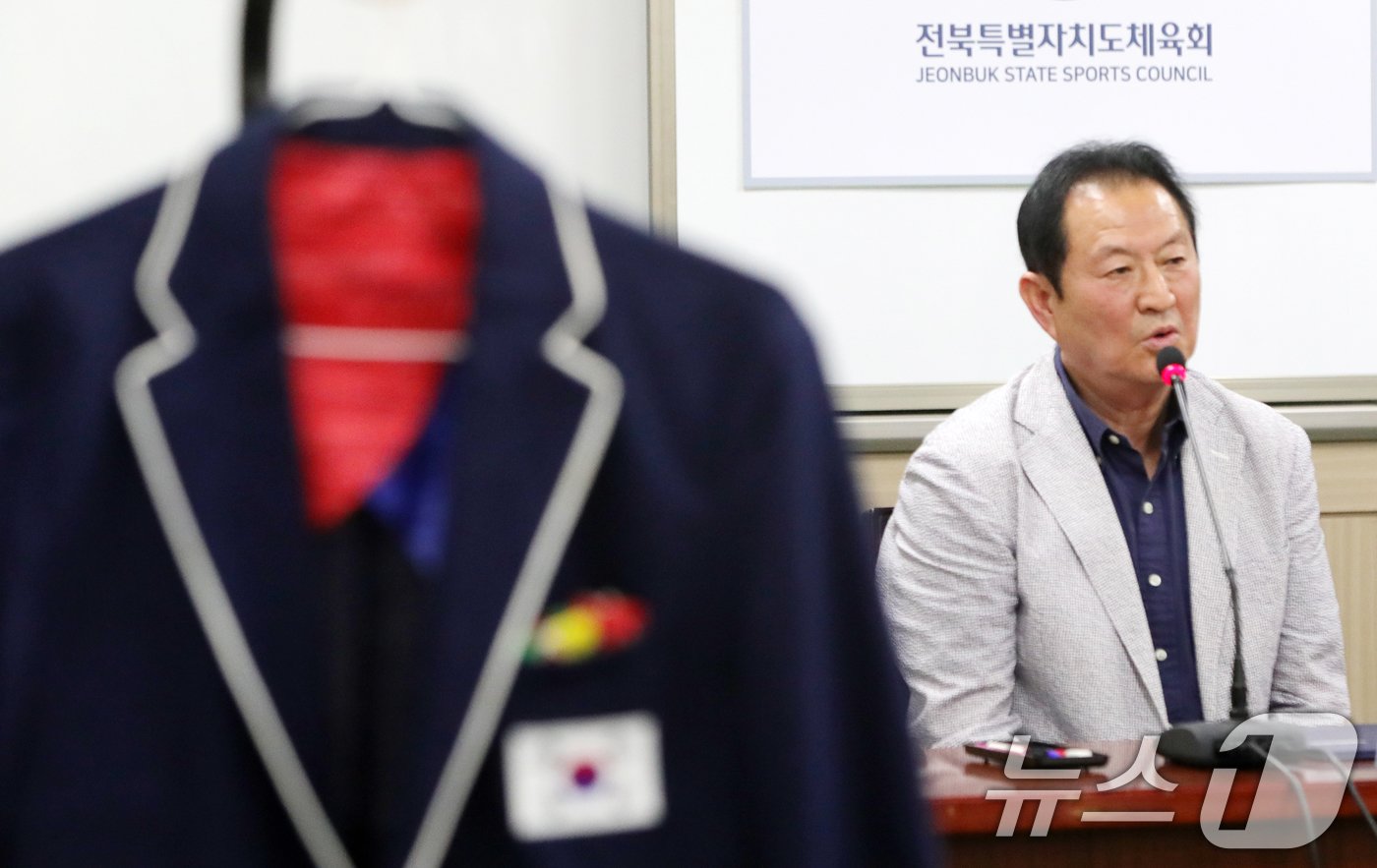 본문 이미지 - 황규훈 기증자가 8일 전북자치도 전주시 전북특별자치도체육회에서 열린 체육 소장품 기증식에서 인사말을 하고 있다. 2024.7.8/뉴스1 ⓒ News1 유경석 기자