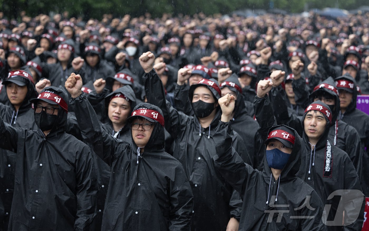 본문 이미지 - 전국삼성전자노동조합 조합원들이 8일 오전 경기도 화성시 반월동 삼성전자 화성사업장에서 열린 총파업 결의대회에서 구호를 외치고 있다. 2024.7.8/뉴스1 ⓒ News1 이재명 기자