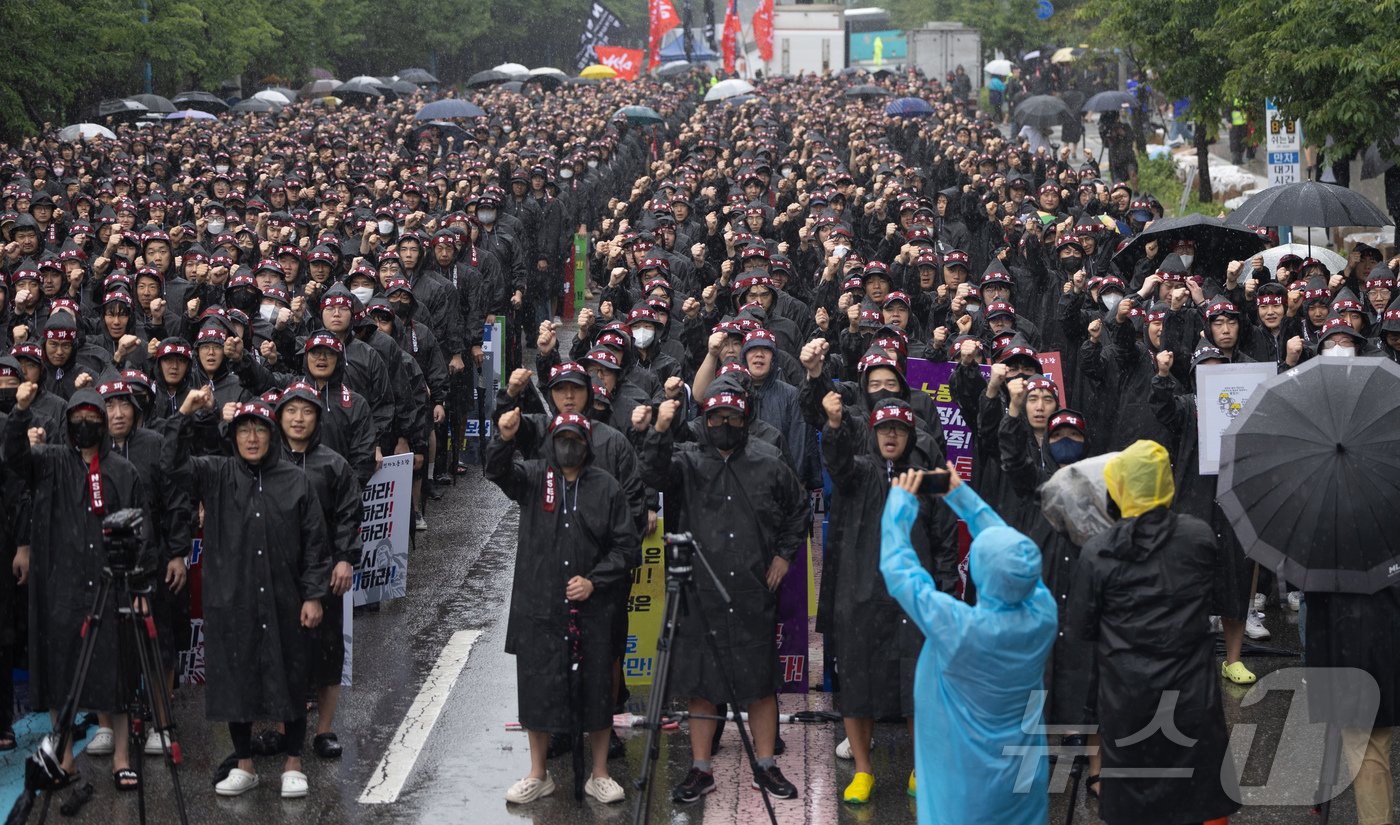 전국삼성전자노동조합 조합원들이 8일 오전 경기도 화성시 반월동 삼성전자 화성사업장에서 열린 총파업 결의대회에서 구호를 외치고 있다. 2024.7.8/뉴스1 ⓒ News1 이재명 기자