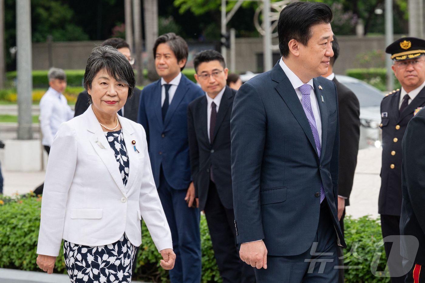 가미카와 요코 일본 외무상과 기하라 미노루 방위상이 8일 &#40;현지시간&#41; 필리핀 마닐라 리살 공원에서 열린 헌화식에 참석을 하고 있다. 2024.07.08 ⓒ AFP=뉴스1 ⓒ News1 우동명 기자