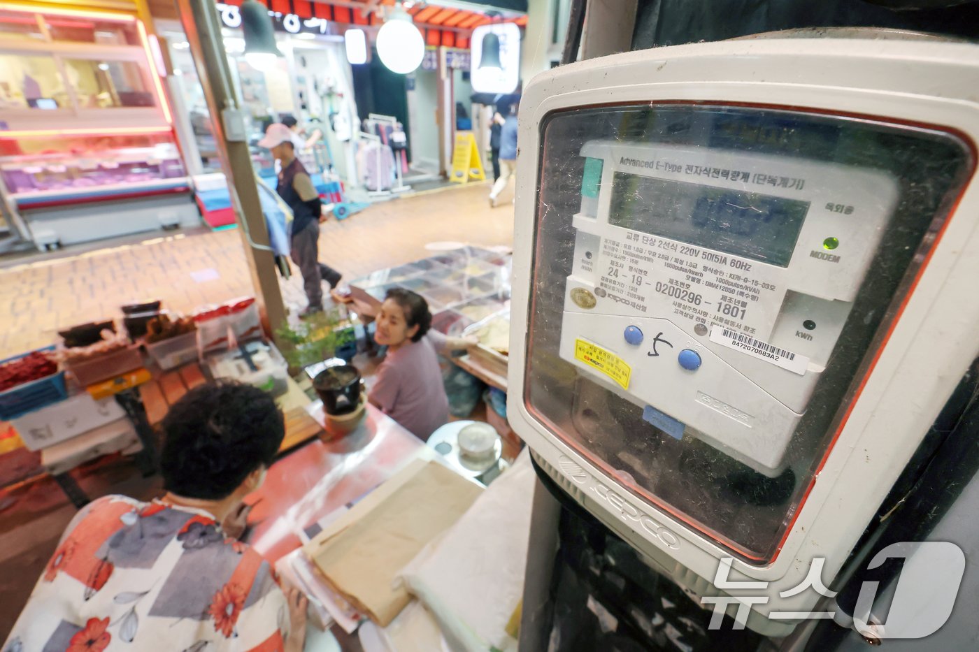 본문 이미지 - 서울의 한 전통시장에 전기 계량기가 설치돼 있다. 2024.7.8/뉴스1 ⓒ News1 민경석 기자