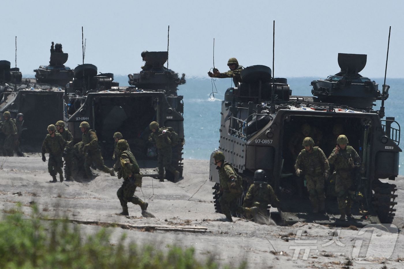 본문 이미지 - 마닐라 북쪽 잠발레스주 샌안토니오에서 일본 육상자위대 병력이 필리핀 및 미군과 합동 상륙 훈련 중 수륙양용돌격장갑차에서 빠져나가는 모습이다.2018.10.06/ ⓒ AFP=뉴스1 ⓒ News1 이강 기자