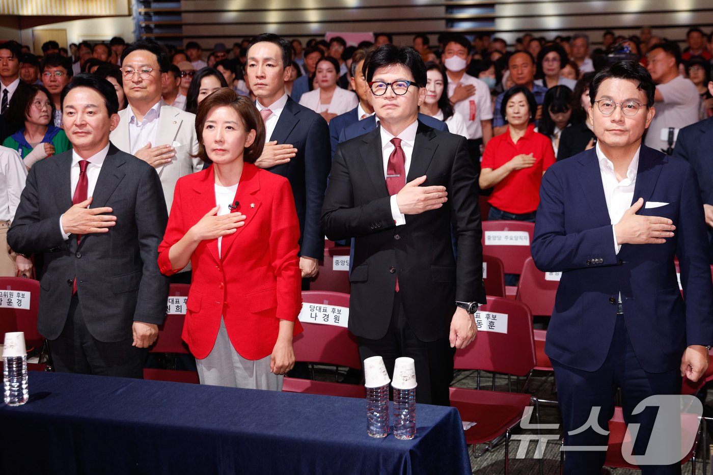 원희룡&#40;왼쪽부터&#41;, 나경원, 한동훈, 윤상현 국민의힘 당대표 후보가 8일 광주 서구 김대중컨벤션센터에서 열린 국민의힘 제4차 전당대회 광주‧전북‧전남‧제주 합동연설회에 참석해 국기에 대한 경례를 하고 있다. 2024.7.8/뉴스1 ⓒ News1 안은나 기자