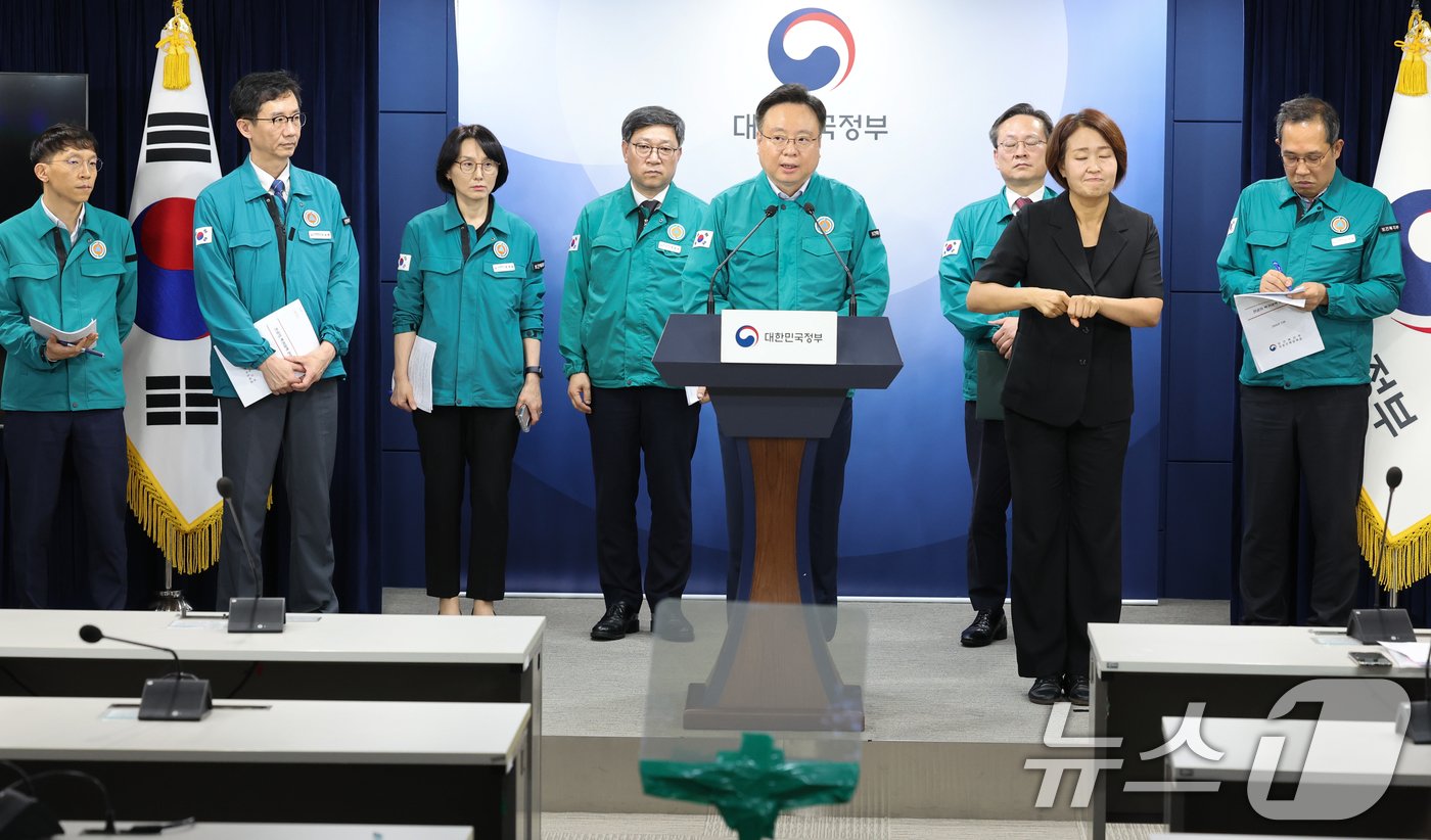 조규홍 보건복지부 장관이 8일 서울 종로구 정부서울청사에서 열린 의사 집단행동 중앙재난안전대책본부 회의 결과를 발표한 뒤 취재진의 질의에 답하고 있다. 2024.7.8/뉴스1 ⓒ News1 허경 기자