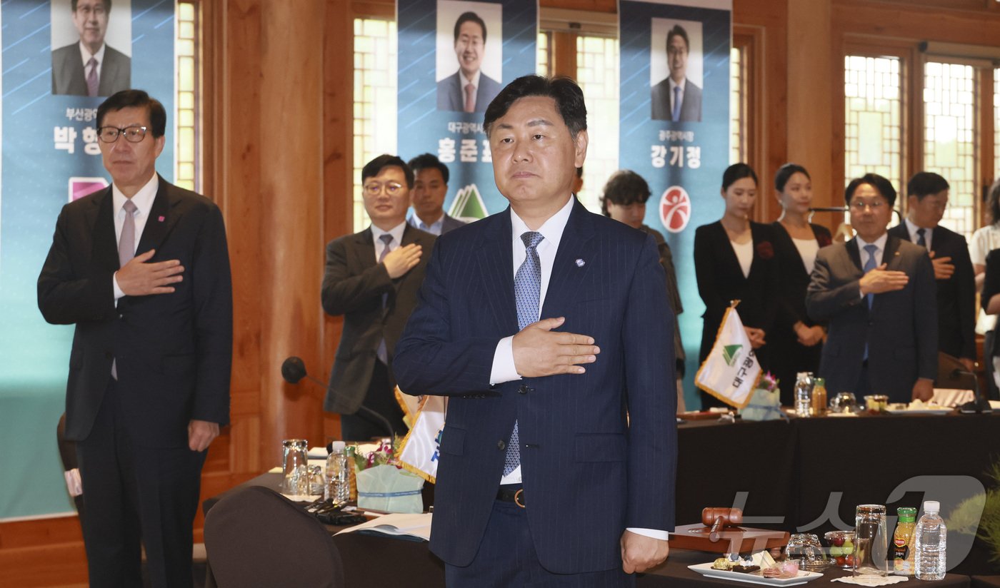 본문 이미지 - 8일 전북자치도 무주군 무주태권도원에서 저18회 영호남 시도지사 협력회의가 개최된 가운데 김관영 전북자치도지사가 국민의례를 하고 있다.2024.7.8.(전북자치도 제공)/뉴스1  