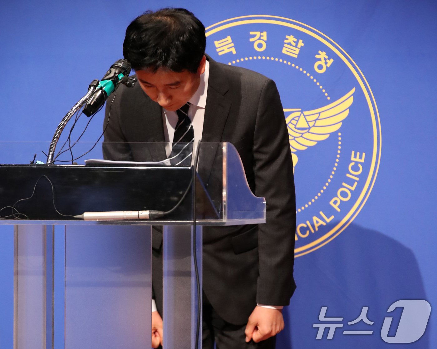 본문 이미지 - 김형률 경북경찰청 수사부장이 8일 오후 경북경찰청에서 '해병대 채 상병 순직 사건'에 대한 수사 결과 발표를 앞두고 고인과 유가족에 조의를 표하고 있다. 2024.7.8/뉴스1 ⓒ News1 공정식 기자