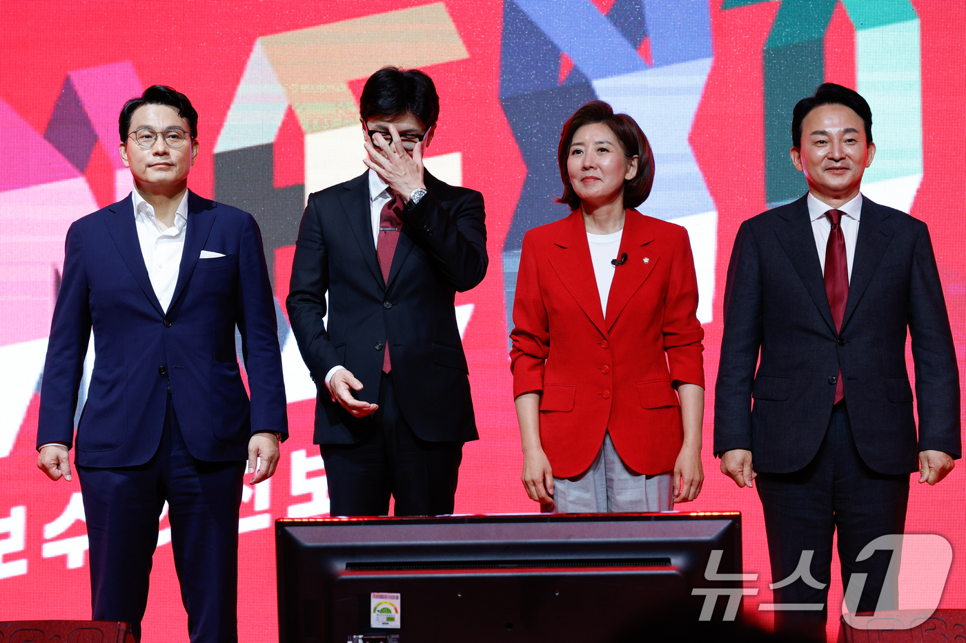 (광주=뉴스1) 안은나 기자 = 윤상현(왼쪽부터), 한동훈, 나경원, 원희룡 국민의힘 당대표 후보가 8일 광주 서구 김대중컨벤션센터에서 열린 국민의힘 제4차 전당대회 광주‧전북‧전 …