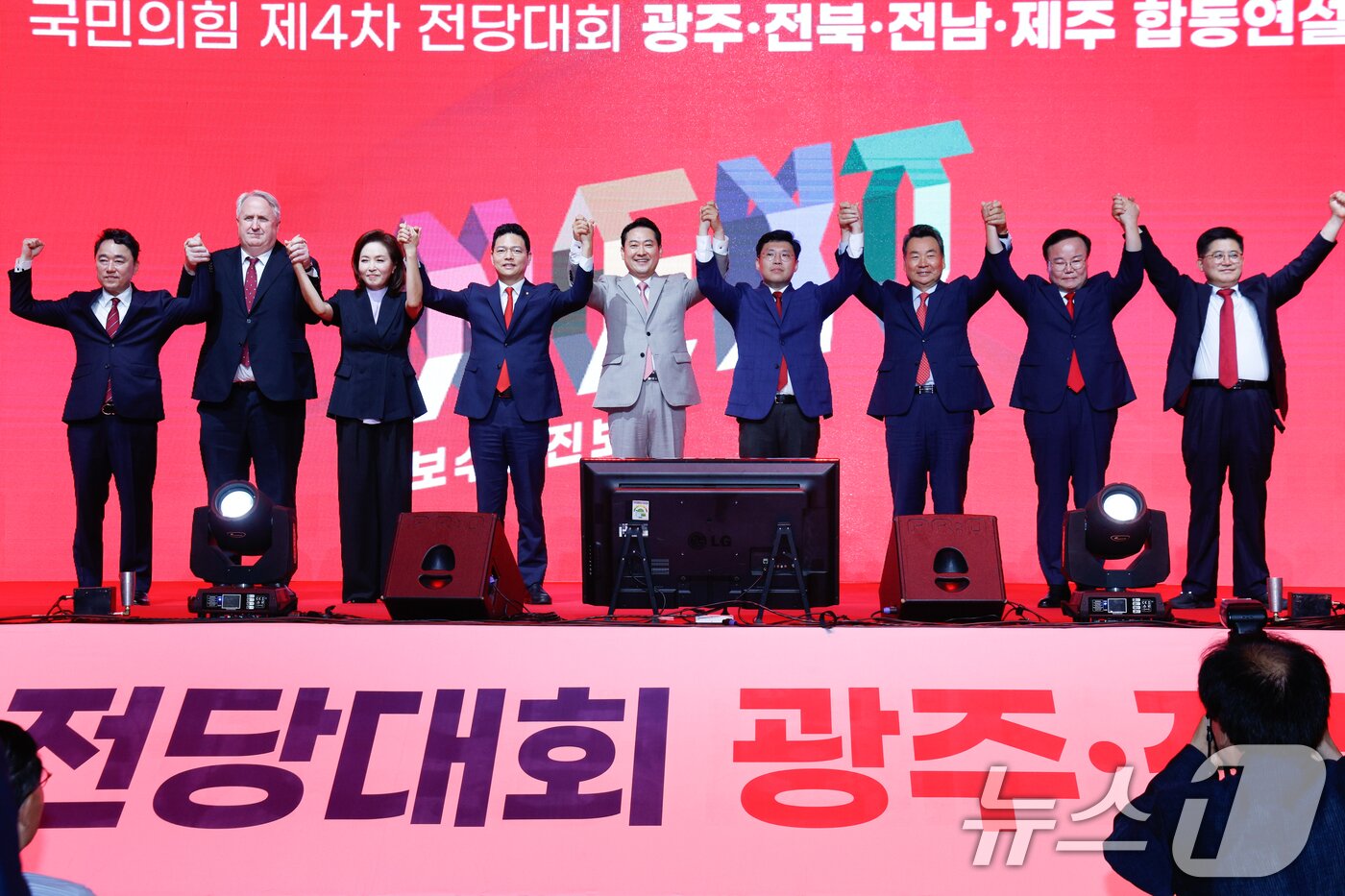 본문 이미지 - 박용찬&#40;왼쪽부터&#41;, 인요한, 김민전, 박정훈, 장동혁, 이상규, 김형대, 김재원, 함운경 국민의힘 최고위원 후보가 지난 7월8일 광주 서구 김대중컨벤션센터에서 열린 국민의힘 제4차 전당대회 광주‧전북‧전남‧제주 합동연설회에 참석해 기념 촬영하고 있다. 2024.7.8/뉴스1 ⓒ News1 안은나 기자