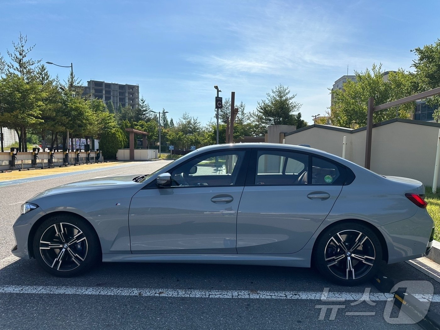 본문 이미지 - BMW 스포츠 세단 320i. 측면ⓒ 뉴스1 이동희 기자