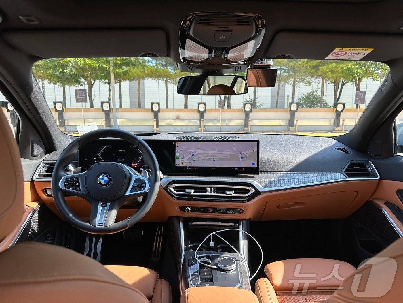 본문 이미지 -  BMW 스포츠 세단 320i. 실내ⓒ 뉴스1 이동희 기자