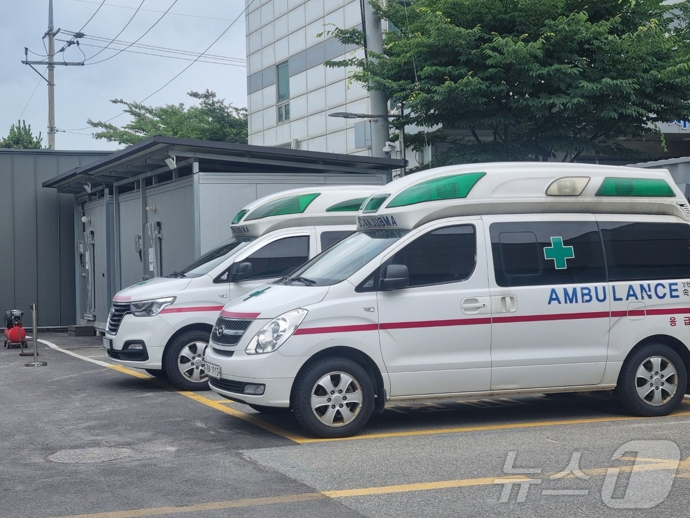 의료진의 줄 퇴사로 7월 한달 간 응급실 단축운영이 결정된 강원 속초의료원 응급의료센터 내 주차장에 8일 의료원 소속 구급차가 주차돼 있다. 2024.7.8/뉴스1