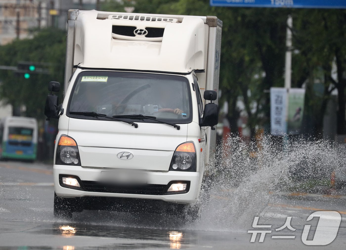 경기 오산시의 한 도로에서 차량이 물보라를 일으키며 주행하고 있다. &#40;사진은 기사 내용과 무관함&#41; 2024.7.8/뉴스1 ⓒ News1 김영운 기자