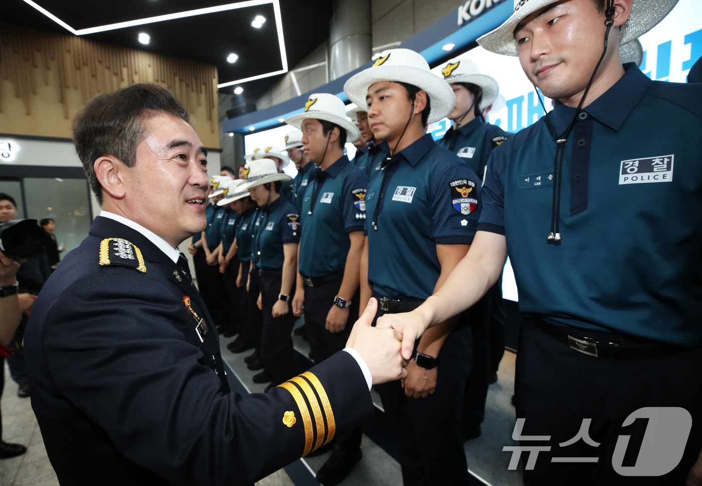 (서울=뉴스1) 오대일 기자 = 윤희근 경찰청장이 8일 오후 서울 서대문구 경찰청 어울림마당에서 열린 '파리올림픽 안전지원단 발대식'에서 현지에 파견되는 경찰관들을 격려하고 있다. …