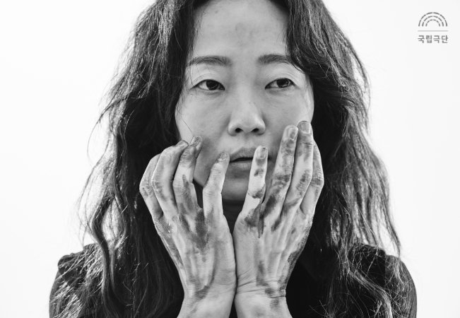 본문 이미지 - 연극 &#39;햄릿&#39;에서 햄릿 공주 역을 맡은 배우 이봉련&#40;국립극단 제공&#41;