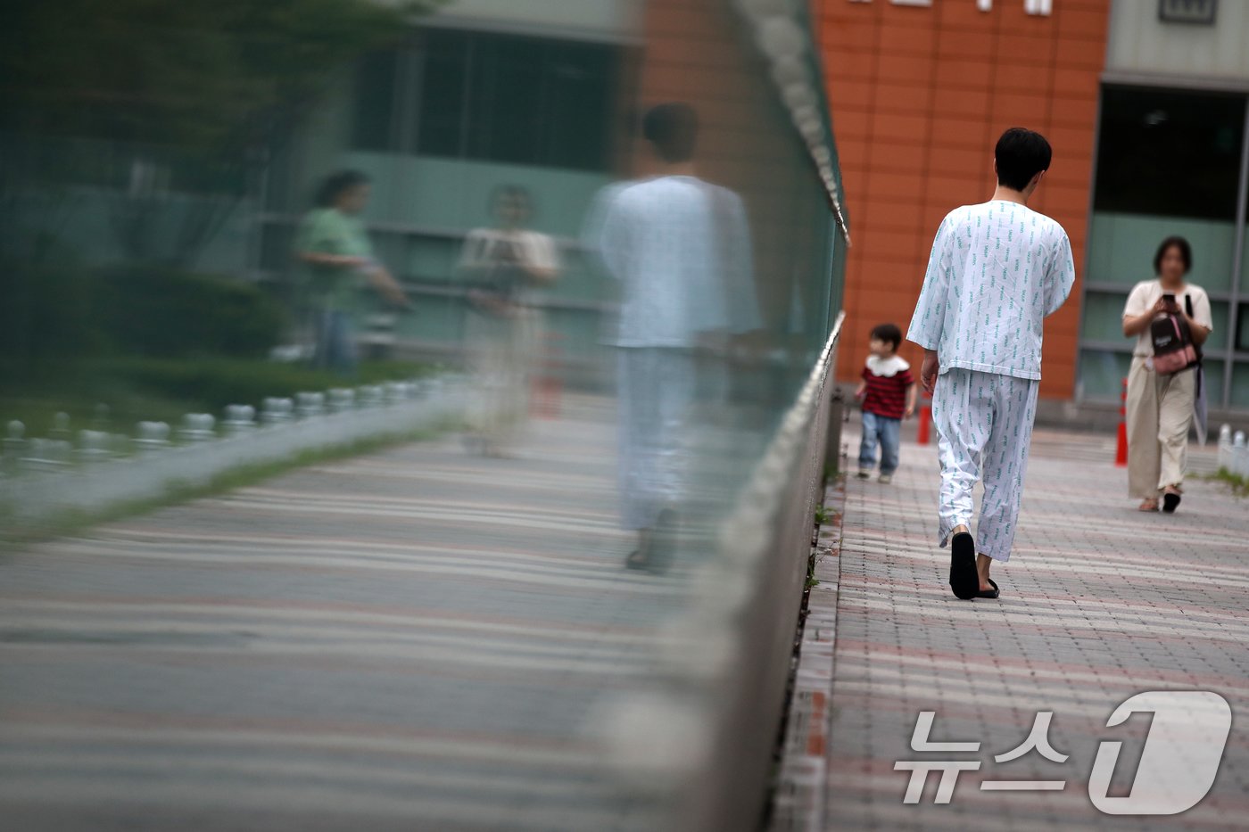 8일 서울시내의 한 대학병원에서 환자가 발걸음을 옮기고 있다. 2024.7.8/뉴스1 ⓒ News1 이승배 기자