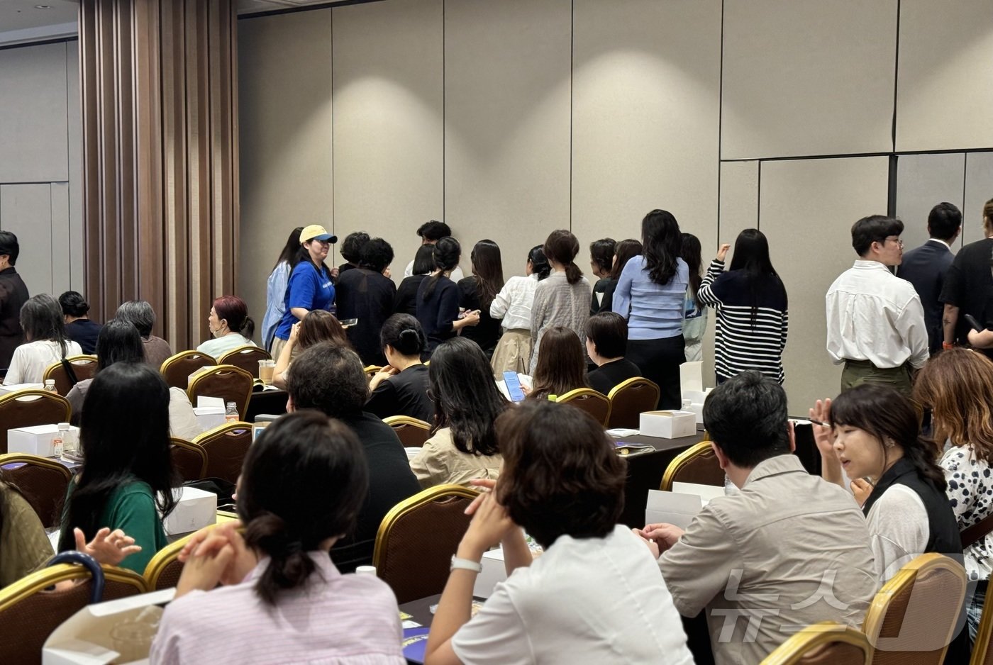 한국여성경제인협회는 8일 코엑스에서 여성기업 판로역량 강화교육을 진행했다. 교육은 중소벤처기업부 지원을 받아 전개하는 여성기업 판로역량 강화지원 사업의 일환이다. 사진은 참석자들이 강연자에 질문을 하기 위해 줄을 이룬 모습.  ⓒ News1 이민주 기자