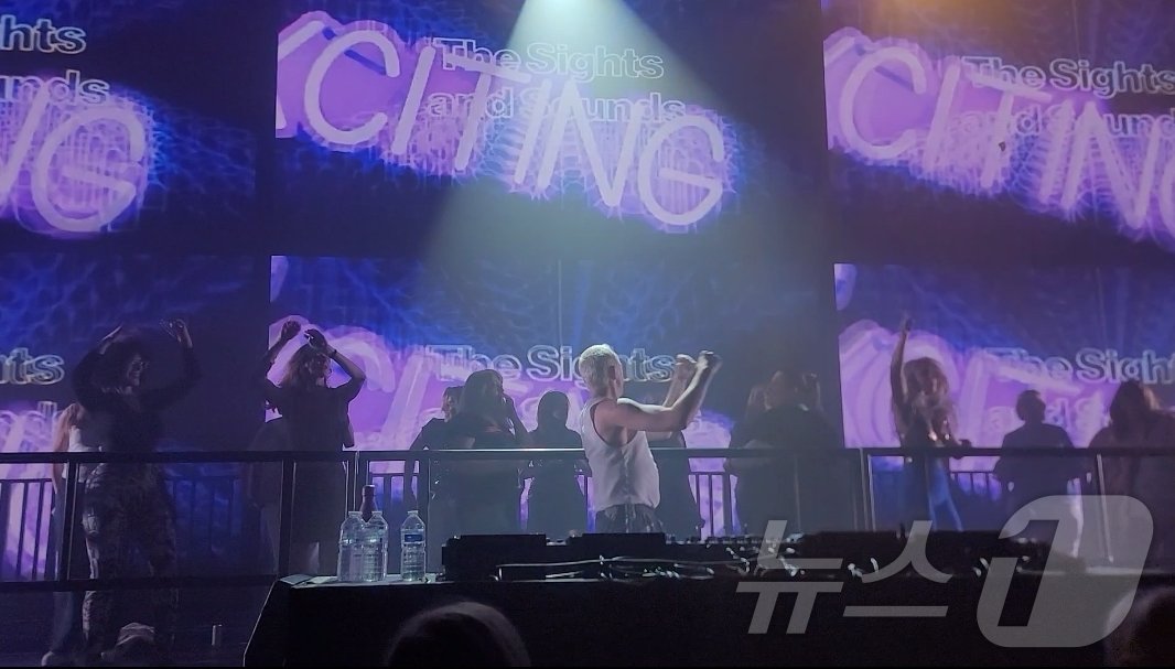 본문 이미지 - 영국 런던 시내 중심인 토트넘 코트 로드(Tottenham court road) 인근의 클럽에서 열린 데이피버(Day Fever) 행사에서 DJ가 음악을 틀고 관객들과 흥겹게 춤을 추고 있다. 2024.07.07/ ⓒ 뉴스1 조아현 통신원