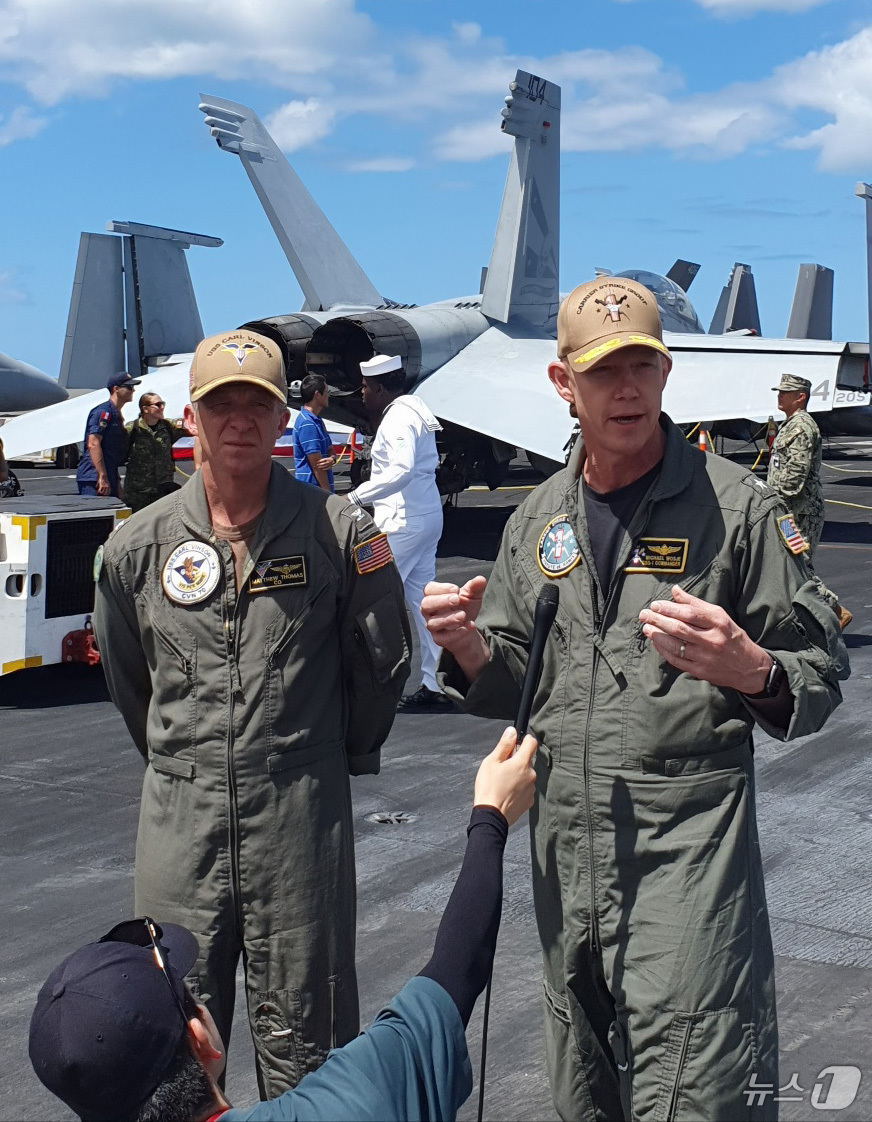 (하와이=뉴스1) 박응진 기자 = 마이클 워시 미 해군 제1항모강습단장(오른쪽)과 매튜 토마스 칼빈슨함장이 6일(현지시각) 하와이 진주만 히캄 기지에 정박 중인 미 해군의 니미츠급 …
