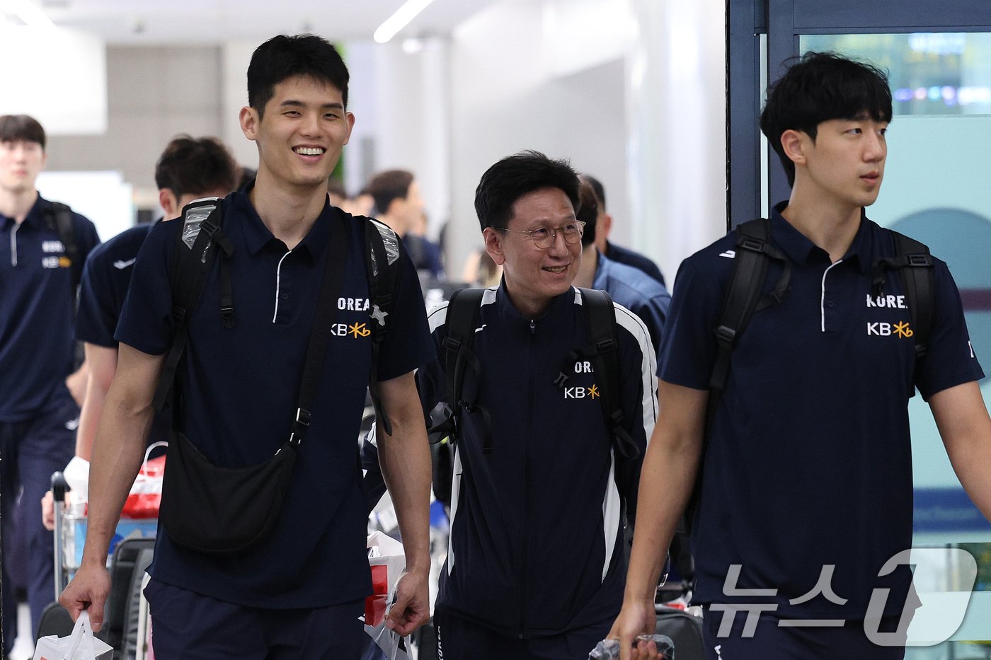 일본 원정을 마친 한국 남자농구 대표팀이 8일 오후 인천국제공항 1터미널을 통해 귀국하고 있다. 2024.7.8/뉴스1 ⓒ News1 신웅수 기자