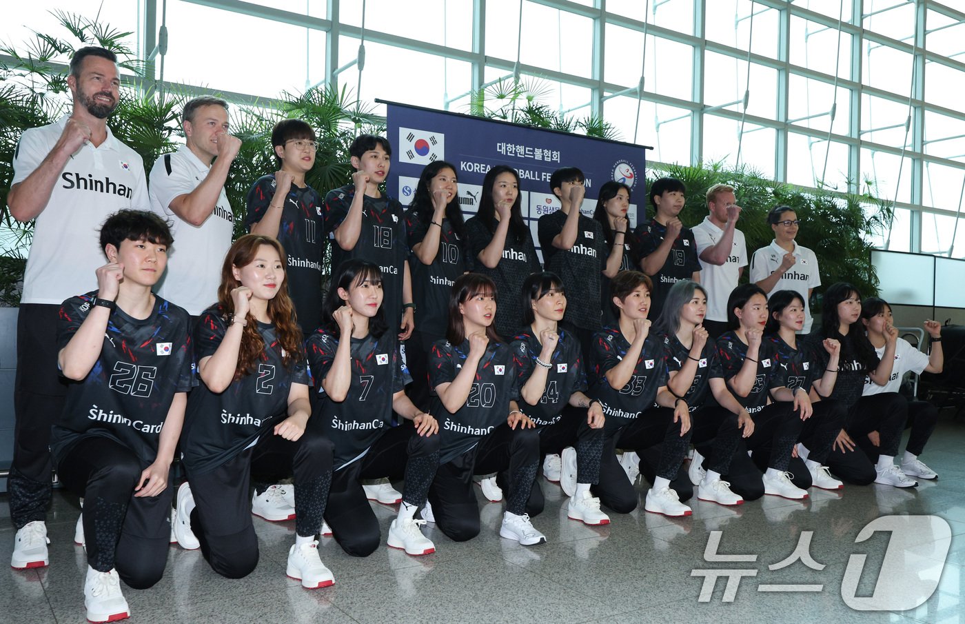 본문 이미지 - 2024 파리 올림픽에 출전하는 여자핸드볼 국가대표팀이 8일 오후 인천국제공항 1터미널을 통해 출국하며 기념 촬영을 하고 있다. . 2024.7.8/뉴스1 ⓒ News1 신웅수 기자