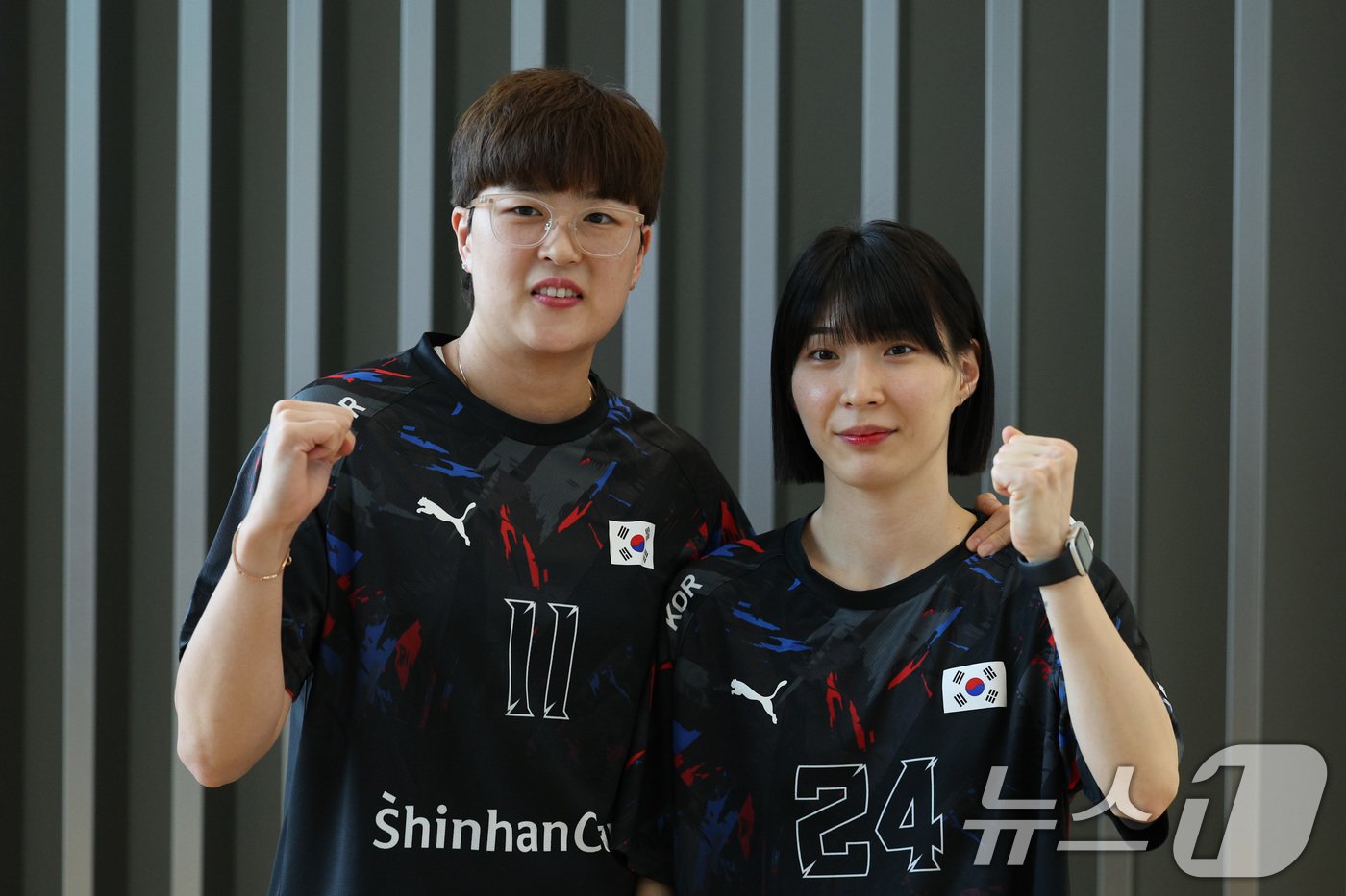 본문 이미지 - 2024 파리 올림픽에 출전하는 여자핸드볼 국가대표팀 류은희(왼쪽), 강경민이 8일 오후 인천국제공항 1터미널을 통해 출국하며 기념 촬영을 하고 있다. 2024.7.8/뉴스1 ⓒ News1 신웅수 기자