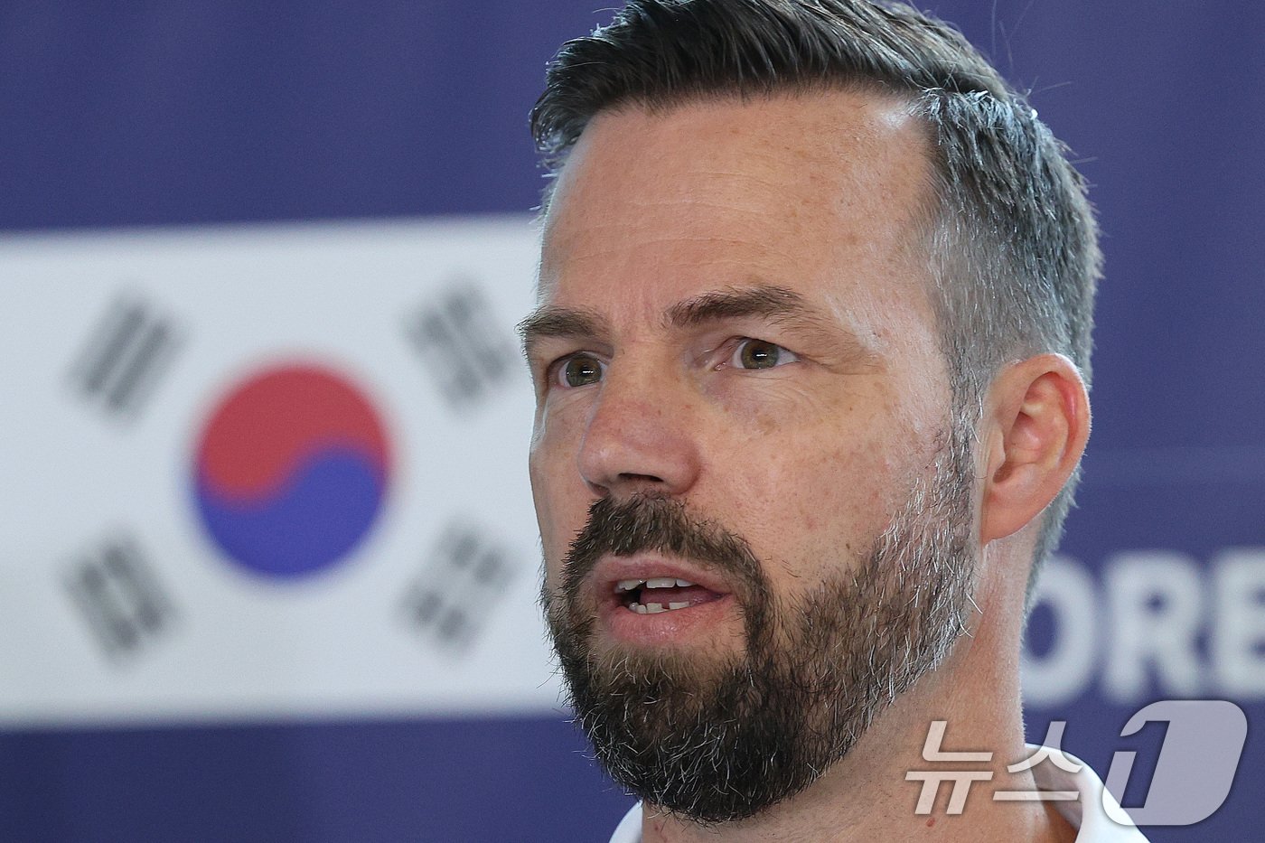 본문 이미지 - 2024 파리 올림픽에 출전하는 여자핸드볼 국가대표팀 헨릭 시그넬 감독이 8일 오후 인천국제공항 1터미널을 통해 출국하며 포부를 밝히고 있다. 2024.7.8/뉴스1 ⓒ News1 신웅수 기자