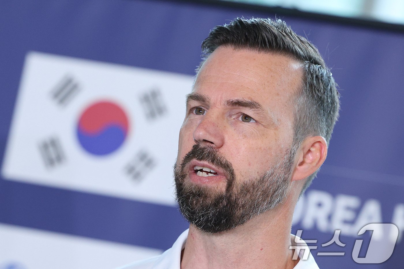 본문 이미지 - 2024 파리 올림픽에 출전하는 여자핸드볼 국가대표팀 헨릭 시그넬 감독이 8일 오후 인천국제공항 1터미널을 통해 출국하며 포부를 밝히고 있다. 구기 종목으로는 우리나라에서 유일하게 파리 올림픽에 진출한 여자핸드볼 대표팀은 유럽에서 전지 훈련을 진행한 뒤 파리에 입성할 예정이다. 2024.7.8/뉴스1 ⓒ News1 신웅수 기자