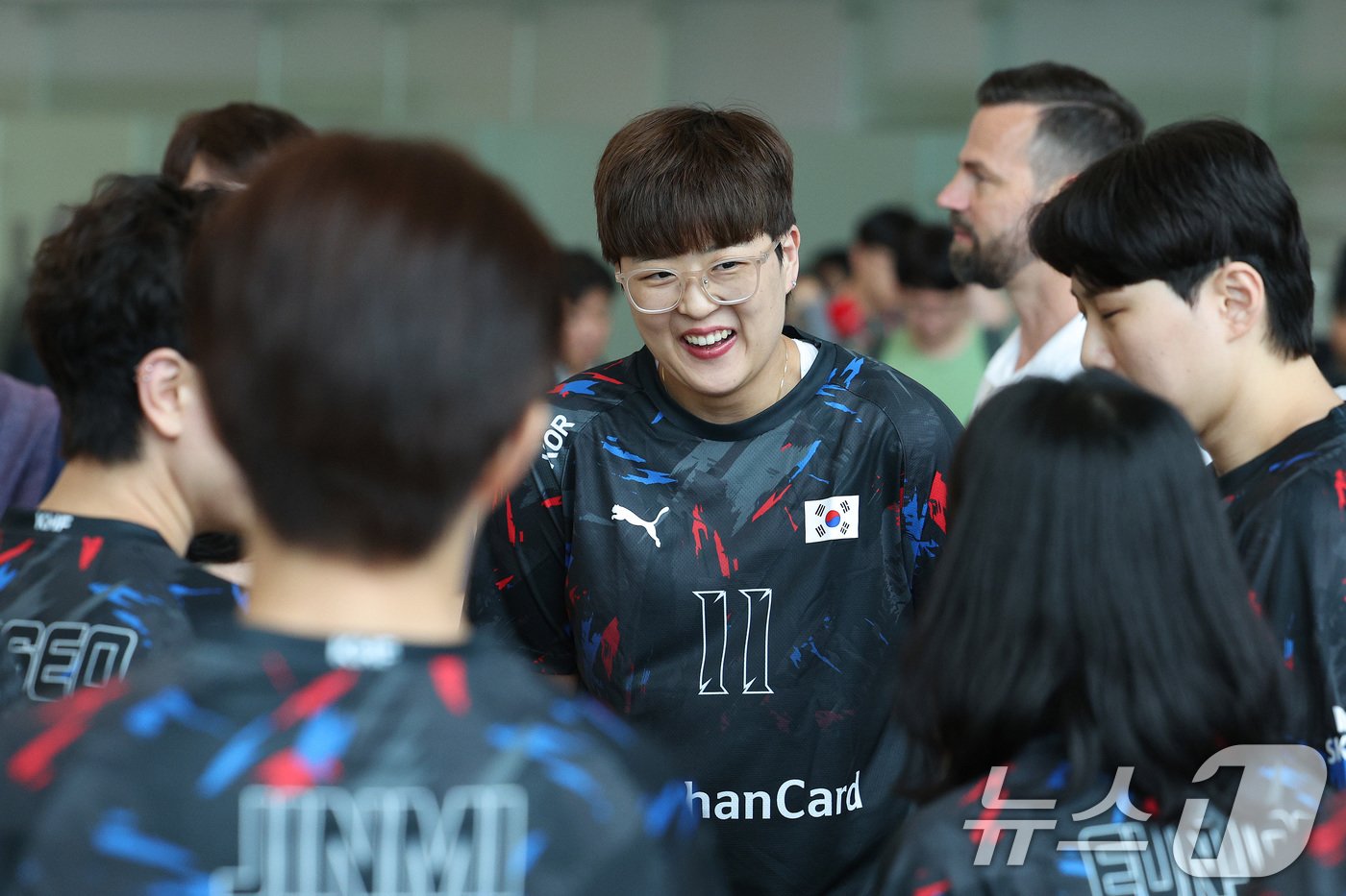 본문 이미지 - 2024 파리 올림픽에 출전하는 여자핸드볼 국가대표팀 류은희가 8일 오후 인천국제공항 1터미널을 통해 출국하며 동료들과 대화하고 있다.. 2024.7.8/뉴스1 ⓒ News1 신웅수 기자