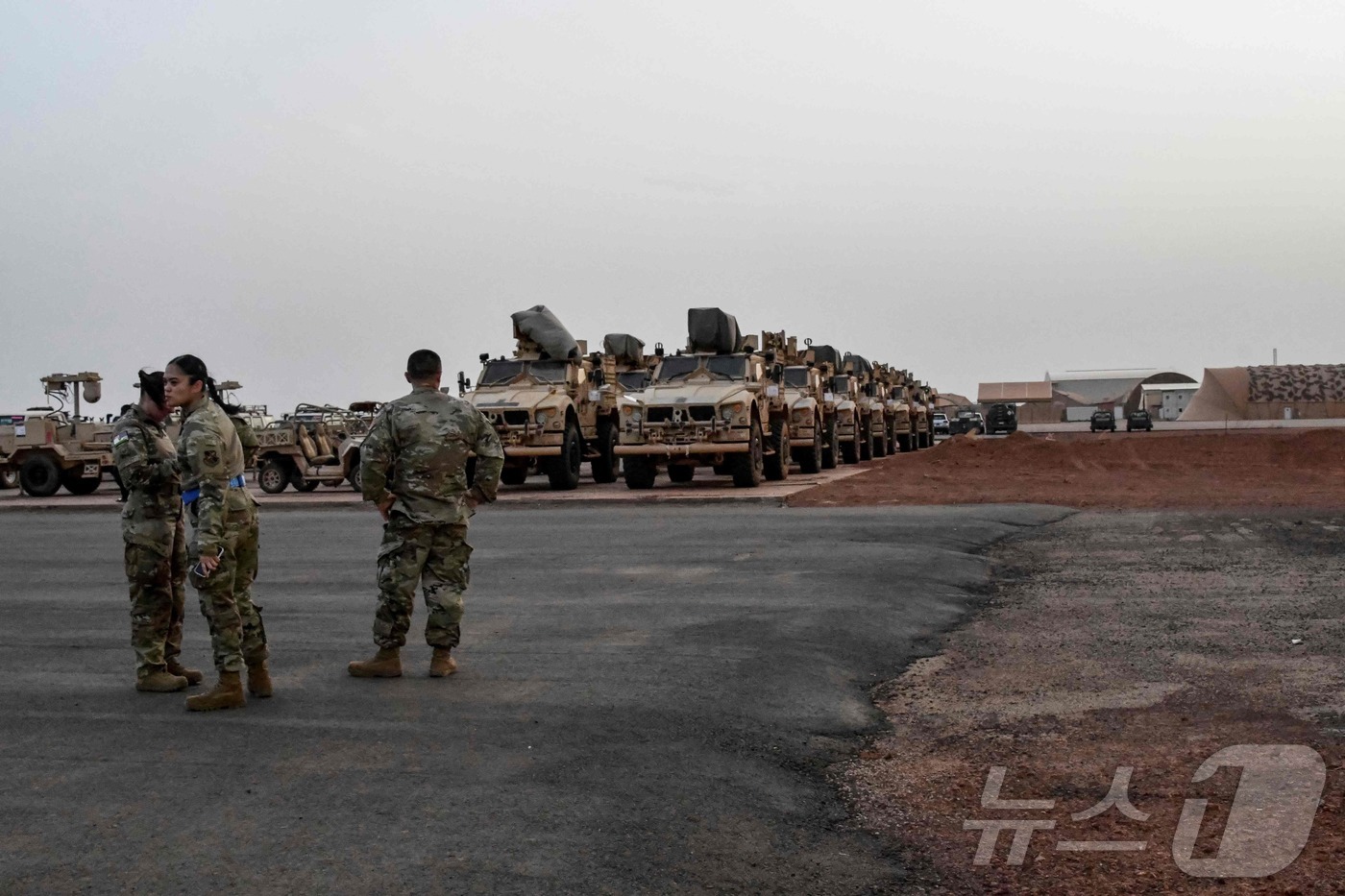 (니메아 AFP=뉴스1) 이강기자 = 7일(현지시간) 니제르 수도 니아메 101 공군기지에서 1차 철군하는 미군 병사들이 수송기에 태울 장비들을 점검하고 있다. 양국은 이날 니에마 …