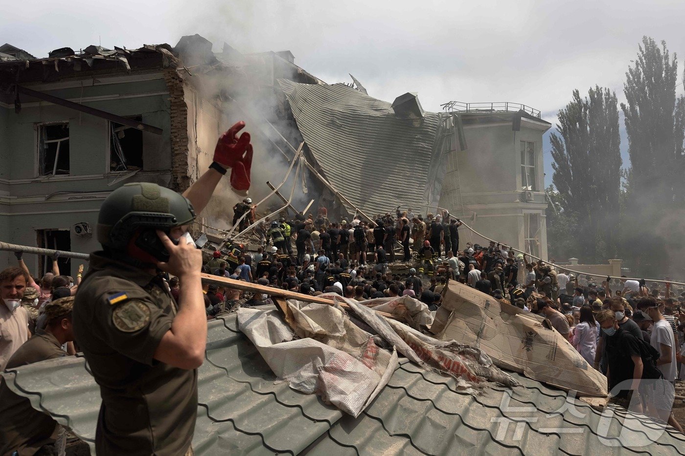 본문 이미지 - 우라이나 구조원들이 8일 러시아군의 미사일 공격에 부서진 키이우 오흐마디트 국립 아동병원의 건물 잔해들을 치우고 있다. 러시아는 이날 우크라이나 여러 도시에 미사일 40기이상을 퍼부었다. 이 공격으로 키이우의 소재 오흐마디트 아동 전문 병원이 피격되는 등 최소 20여명이 숨졌다. 2024.07.08 ⓒ AFP=뉴스1 ⓒ News1 이강기자