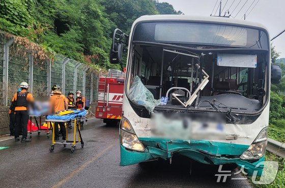 본문 이미지 - 8일 오후 경남 함안군 칠서면 무릉리 한 왕복 2차선 도로에서 노선버스와 1톤 화물차가 충돌하는 사고가 발생해 소방대원들이 현장을 수습하고 있다. (경남소방본부 제공)